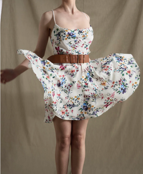 Weißes Minikleid mit Blumenmuster